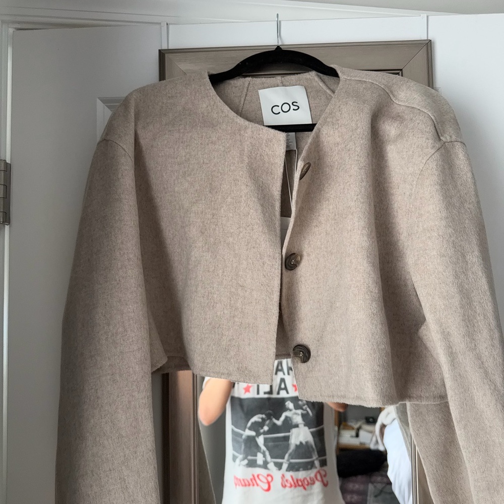 COS Cropped Beige Round-Neck Wool Double-Faced Cropped Hybrid Jacket - Picture 4 of 7